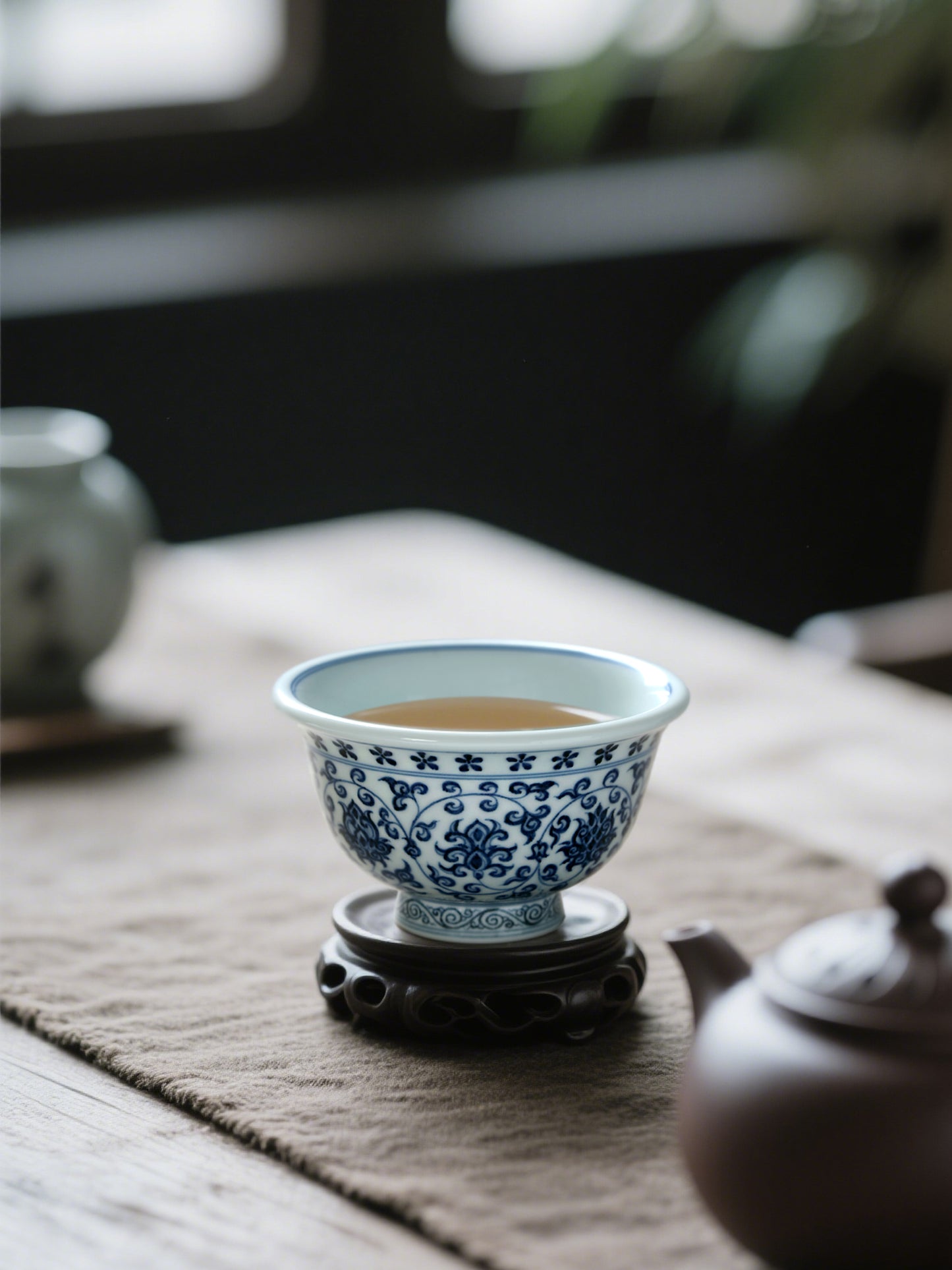 Oriday Yongle Blue and White Weighted Tea Cup Hand-painted Vintage Host Cup with Entwined Lotus Pattern Recommended Chinese Tea Set