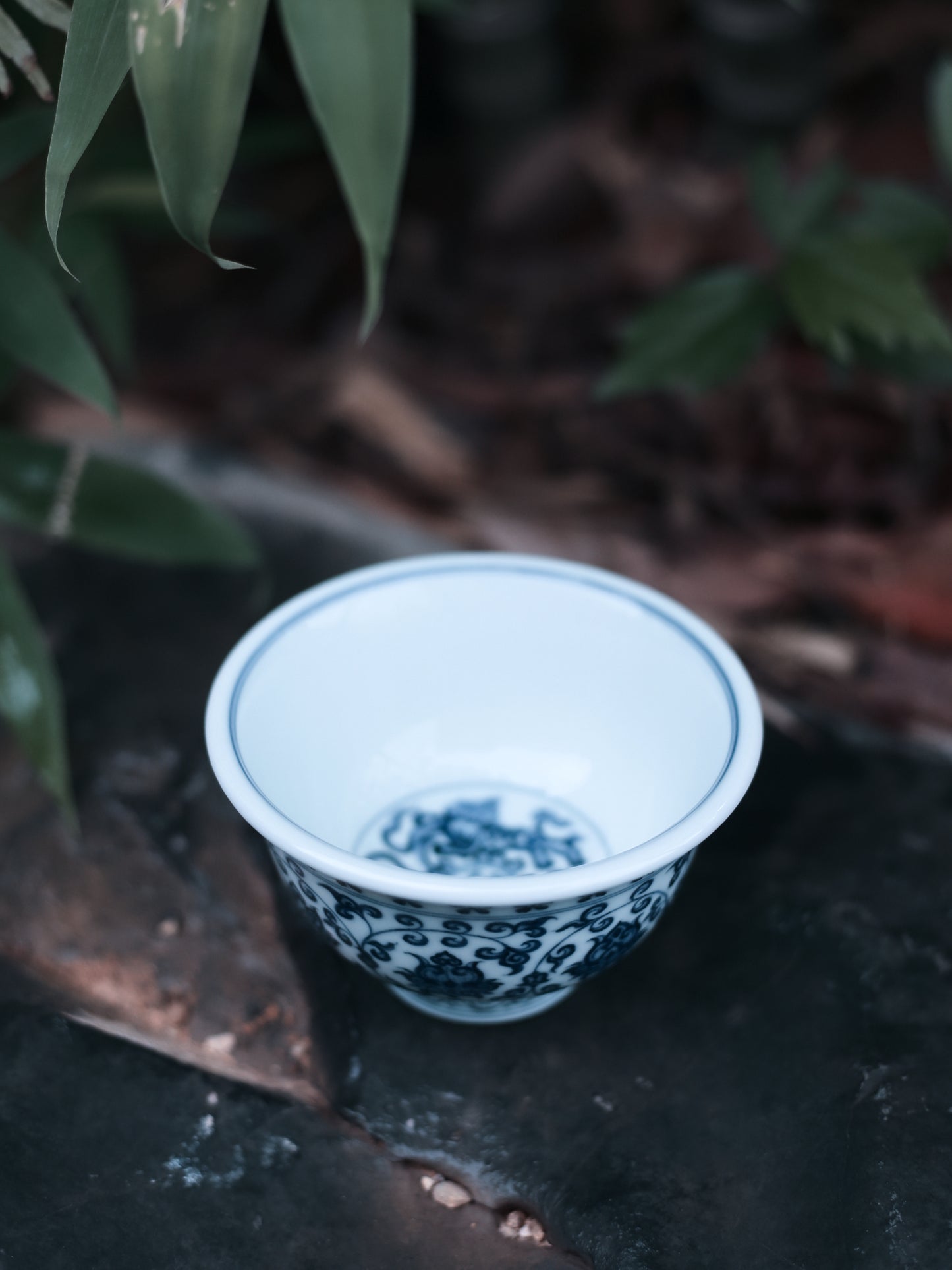 Oriday Yongle Blue and White Weighted Tea Cup Hand-painted Vintage Host Cup with Entwined Lotus Pattern Recommended Chinese Tea Set