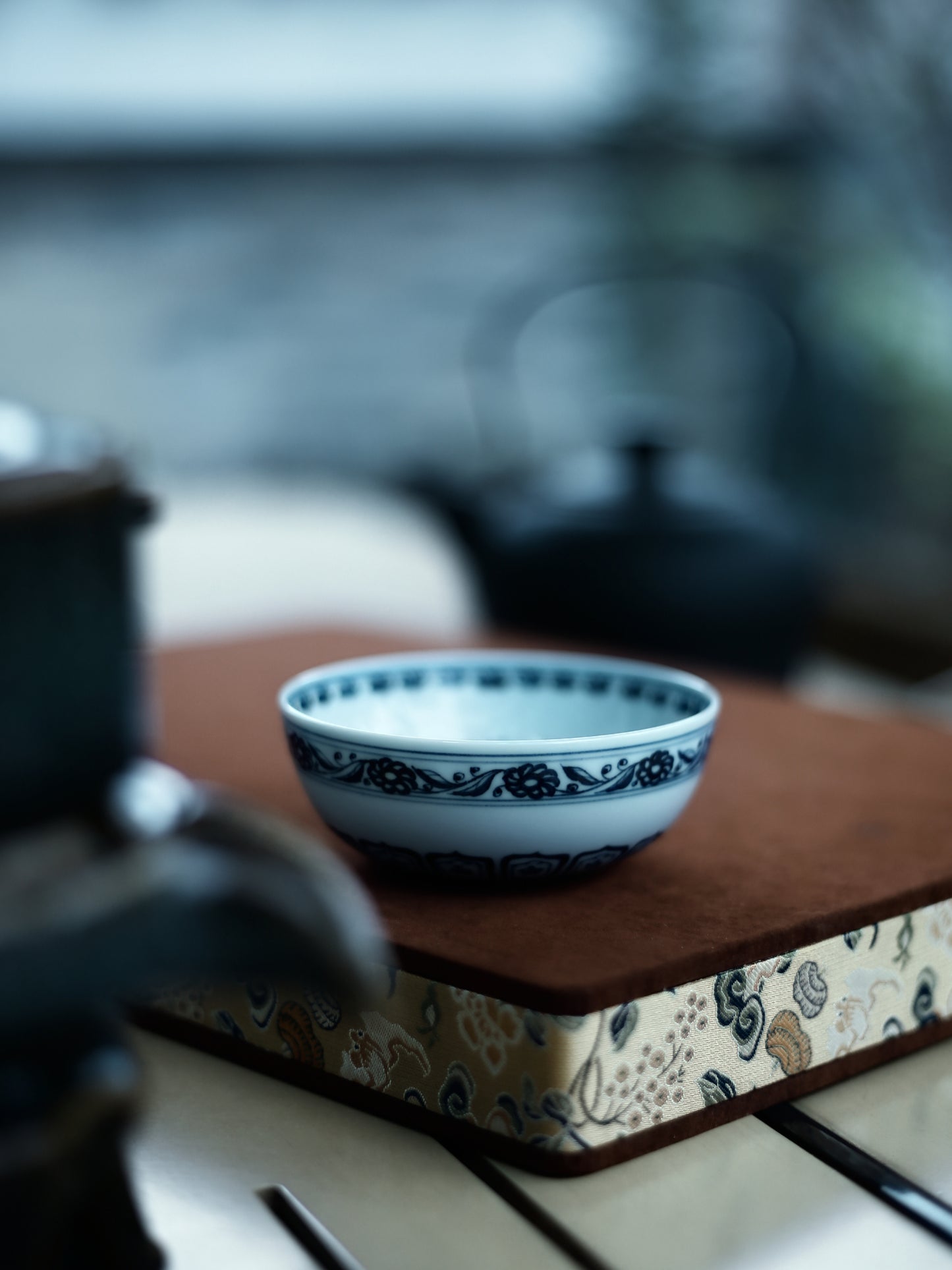 Oriday Hand-painted Blue and White Pu-erh Cup with Baoxiang Pattern Vintage Ceramic Host Cup with Low Foot Recommended as a Gift or for Personal Use