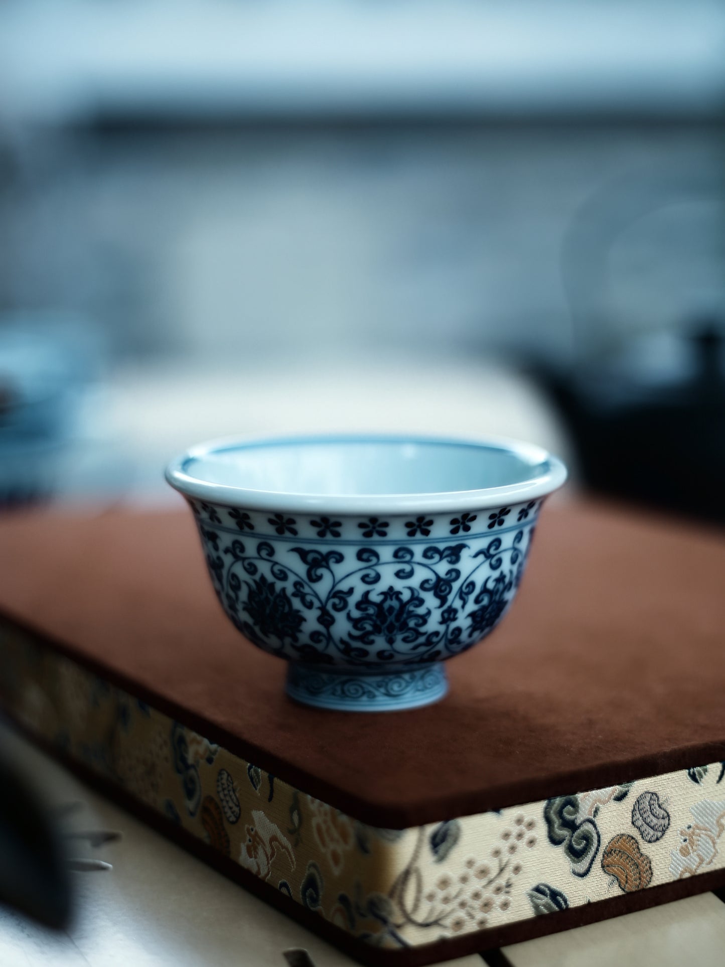 Oriday Yongle Blue and White Weighted Tea Cup Hand-painted Vintage Host Cup with Entwined Lotus Pattern Recommended Chinese Tea Set