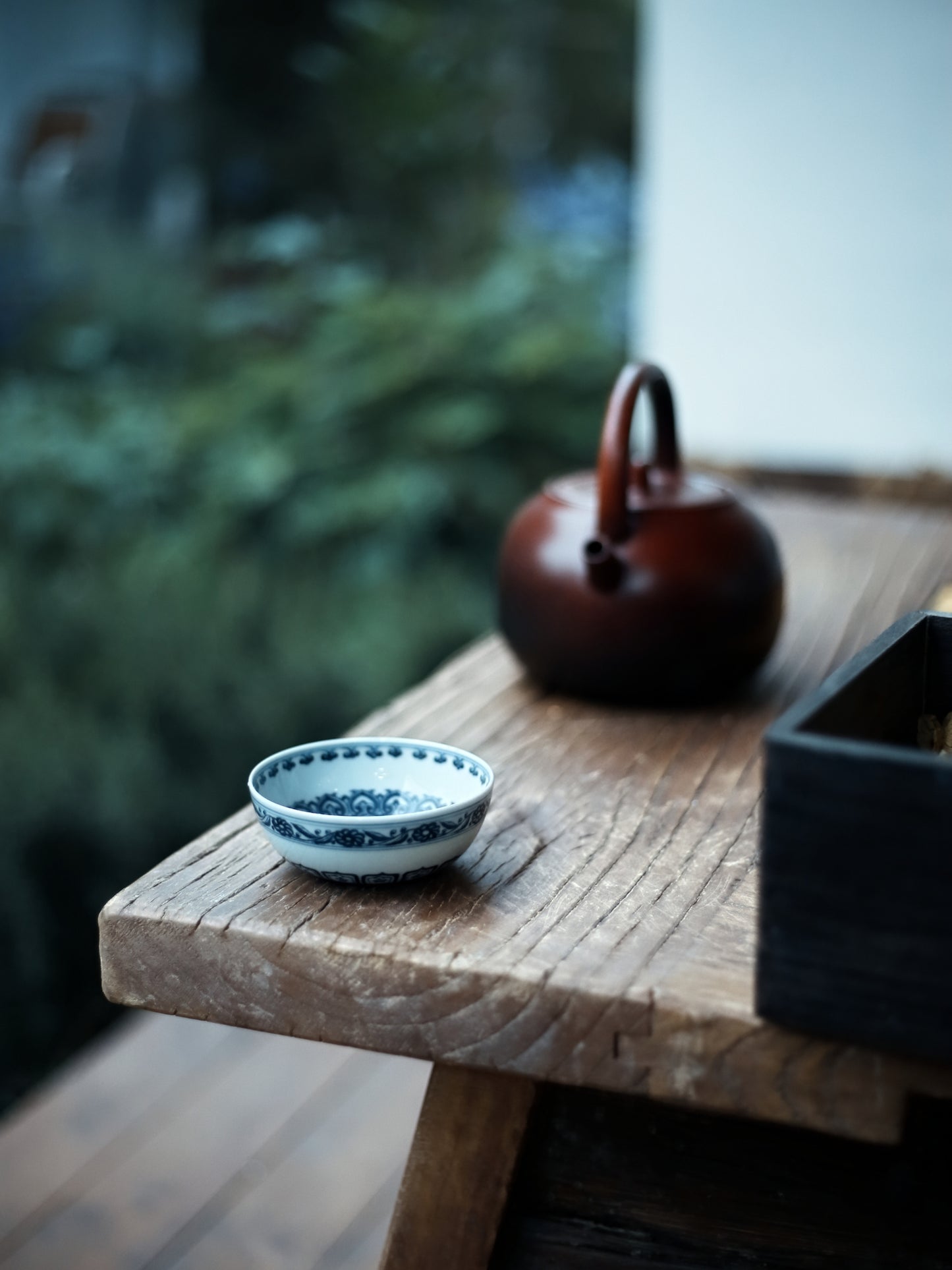 Oriday Hand-painted Blue and White Pu-erh Cup with Baoxiang Pattern Vintage Ceramic Host Cup with Low Foot Recommended as a Gift or for Personal Use