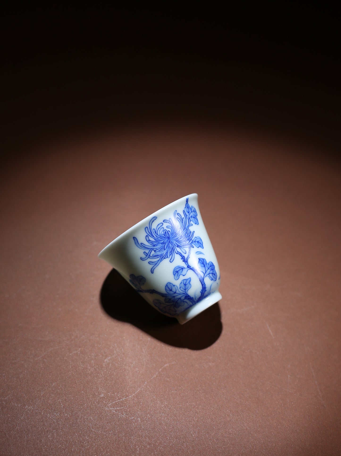 Oriday Premium Hand-Painted Scent Cup Blue-and-White Chrysanthemum Porcelain Host Tea Cup Kung Fu Tea Tasting Cup