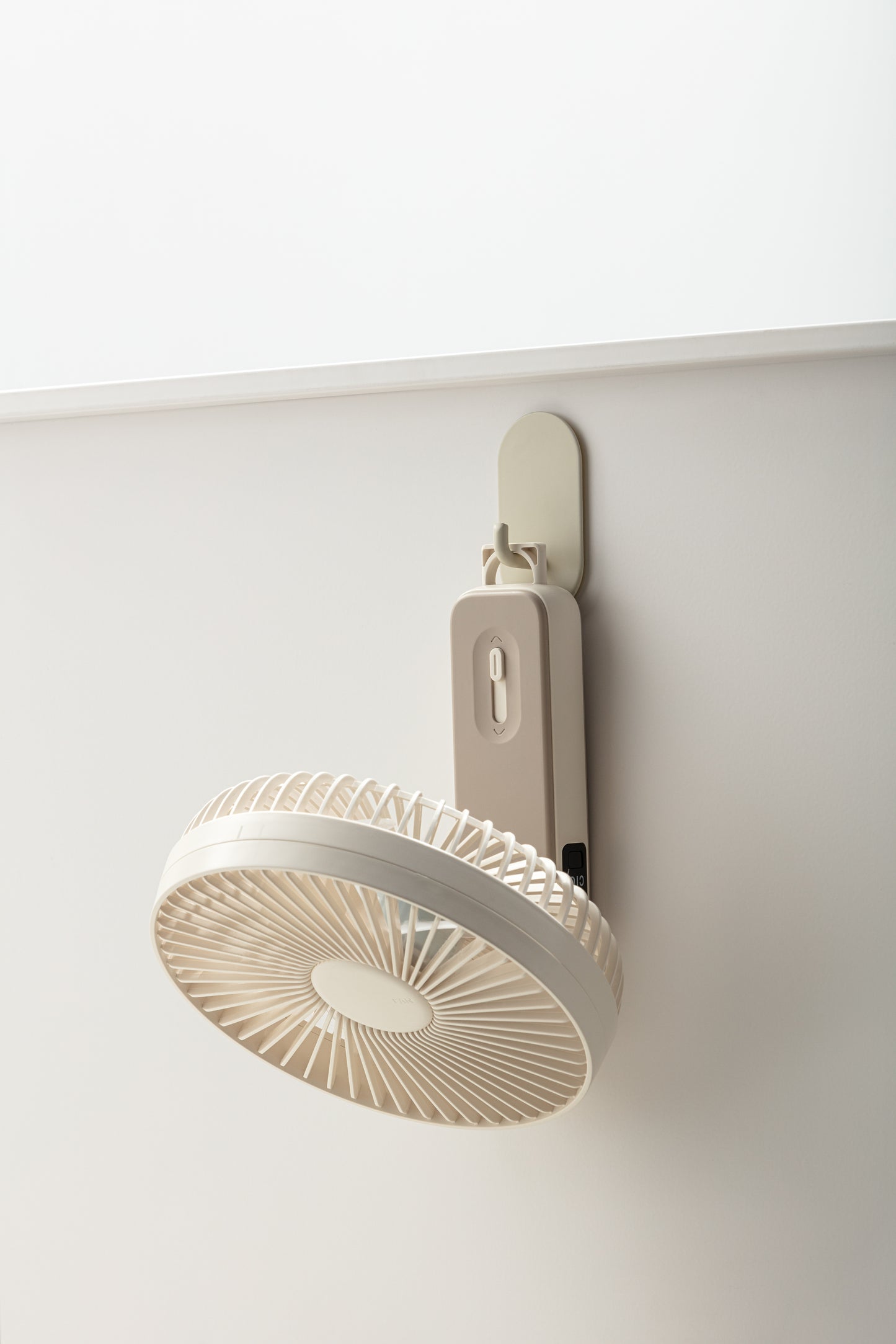 Oriday 多機能ハンディファン 折りたたみ式デスクファン 4段階風速調整 静音設計 3600mAh長持ちバッテリー Type-C急速充電 3WAY使用（手持ち・壁掛け・デスク用）
