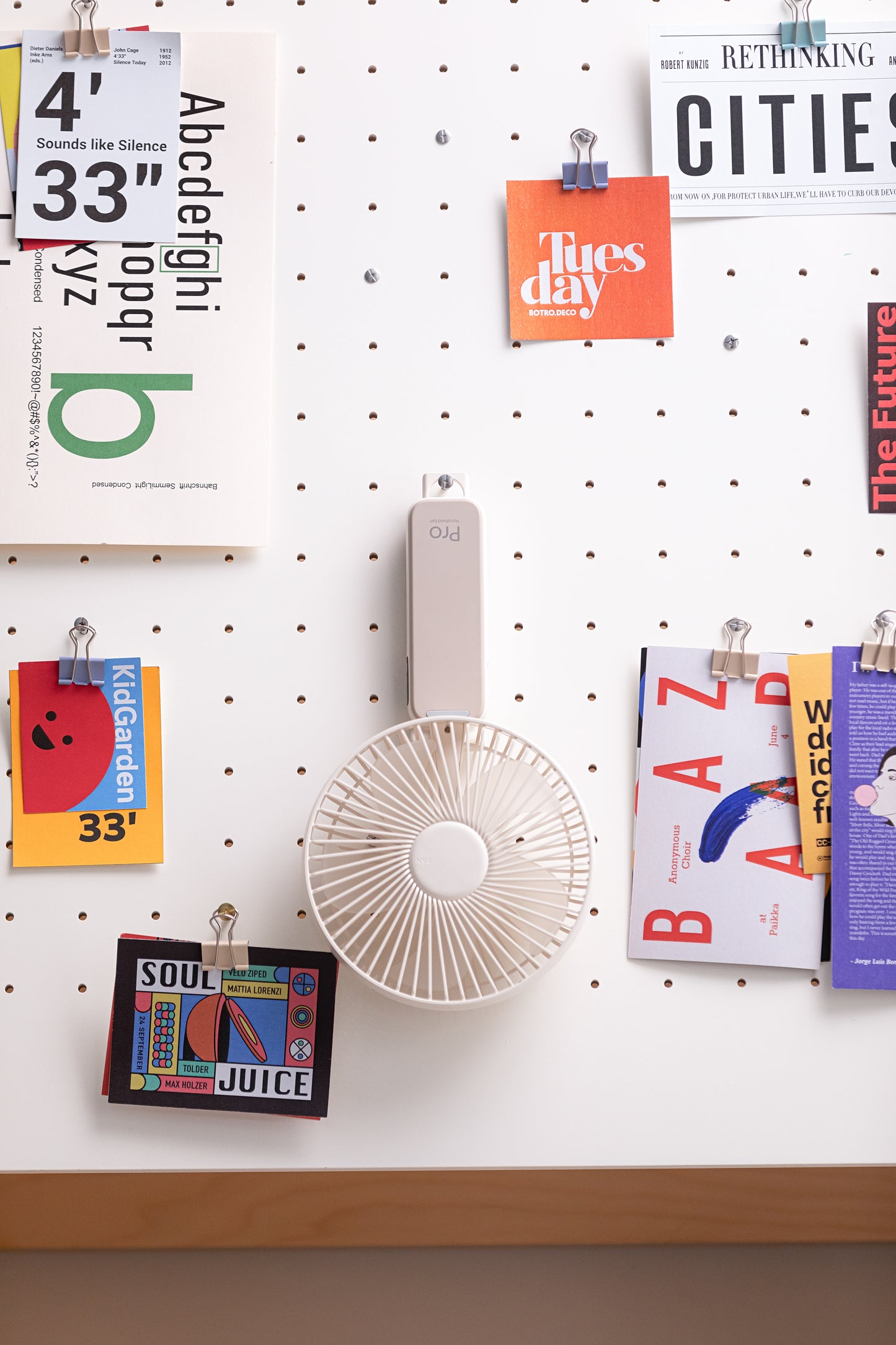 Oriday 多機能ハンディファン 折りたたみ式デスクファン 4段階風速調整 静音設計 3600mAh長持ちバッテリー Type-C急速充電 3WAY使用（手持ち・壁掛け・デスク用）
