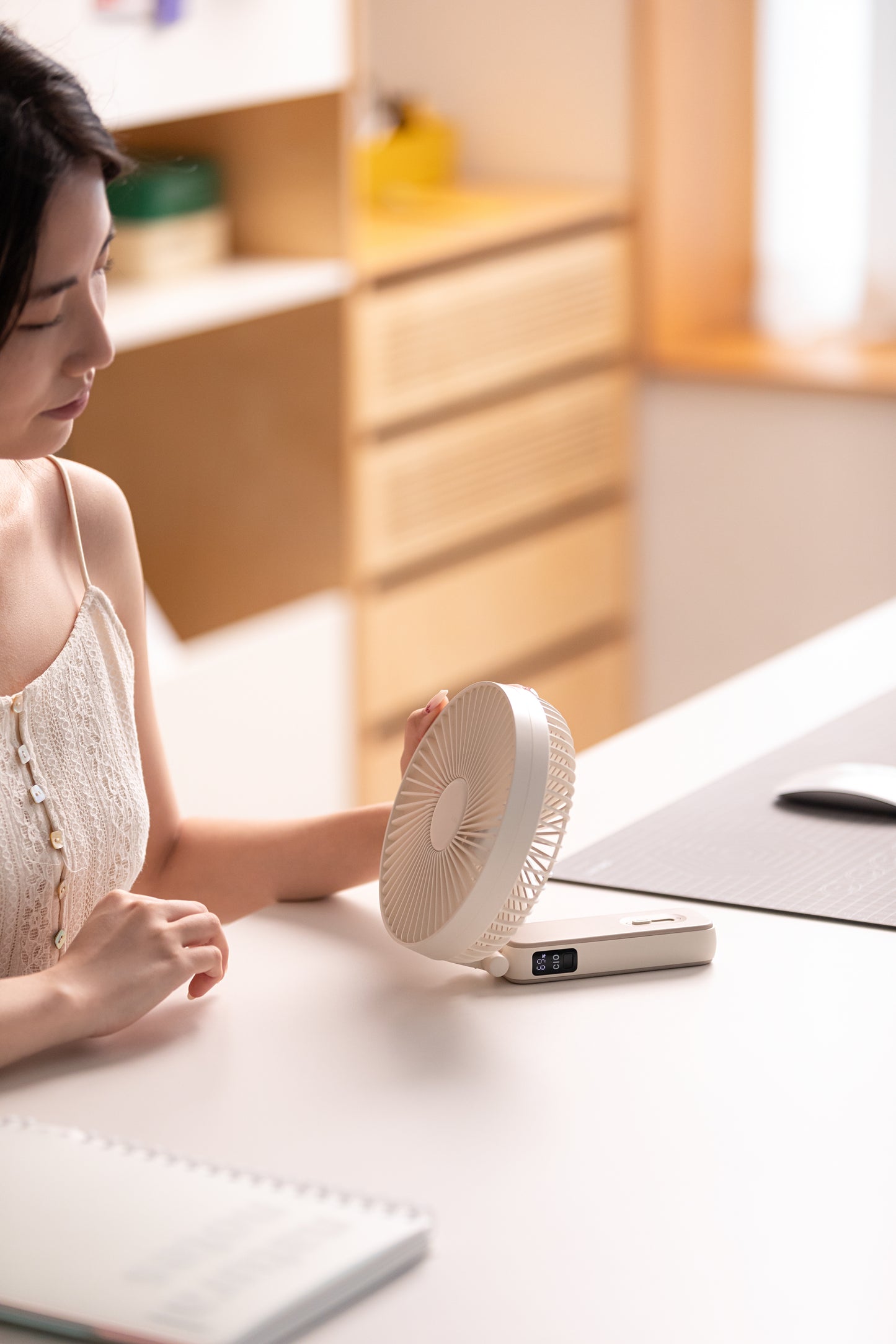 Oriday Multifunctional Handheld Fan, foldable with desk fan, 4-speed wind adjustment, quiet, 3600mAh long-lasting battery, Type-C fast charging, 3-in-1 use (handheld, wall-mounted, or desk fan)
