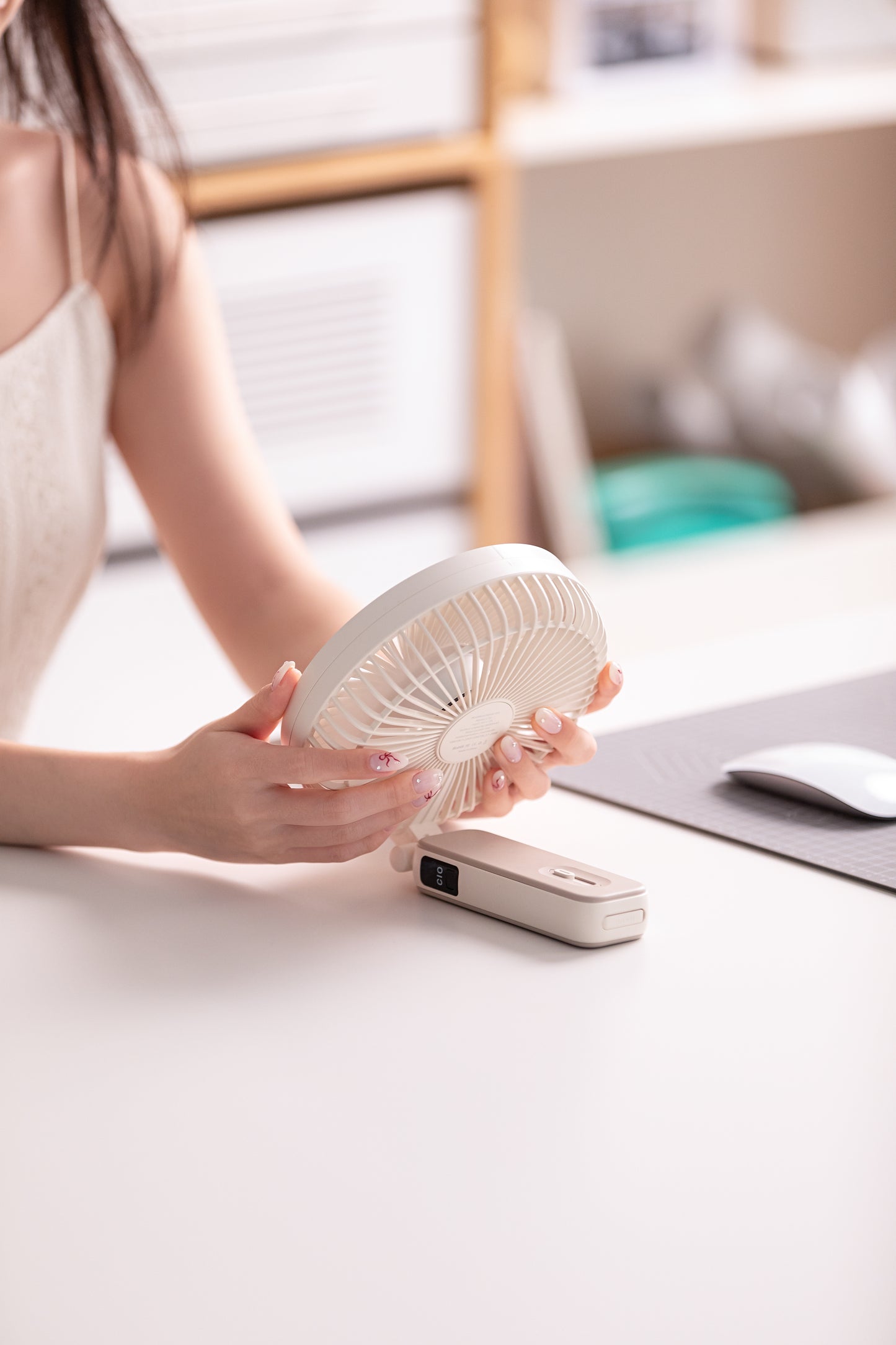 Oriday Multifunctional Handheld Fan, foldable with desk fan, 4-speed wind adjustment, quiet, 3600mAh long-lasting battery, Type-C fast charging, 3-in-1 use (handheld, wall-mounted, or desk fan)
