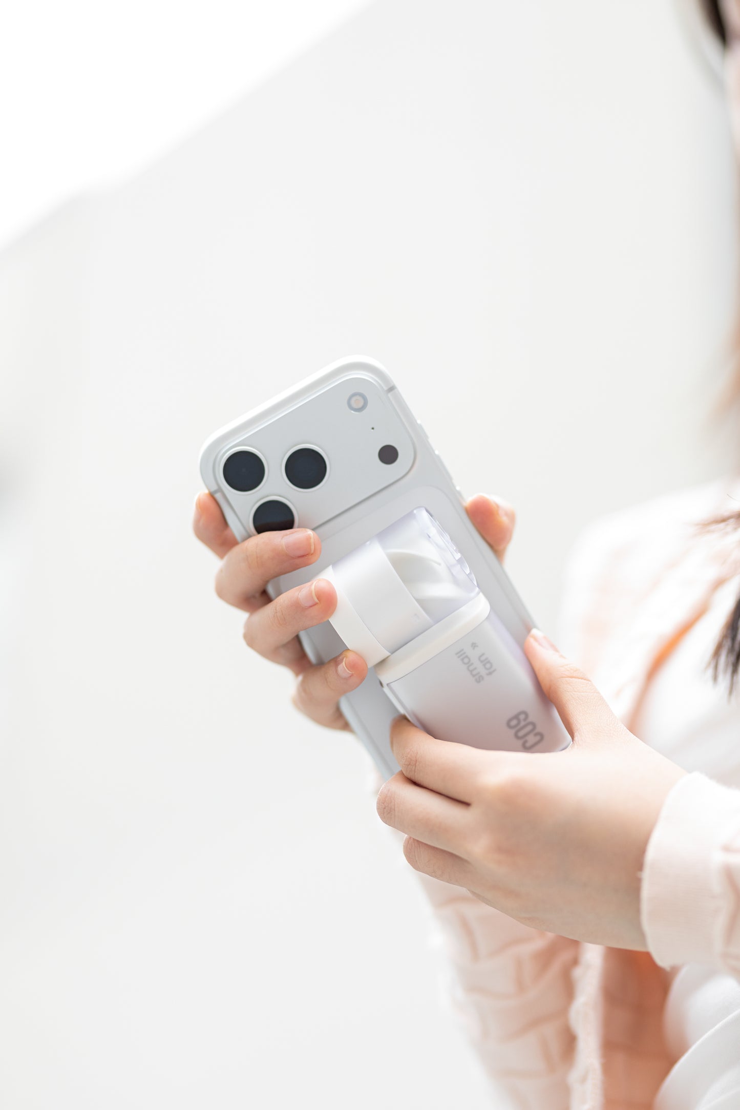 Oriday ハンディミニ高速ファン 四段階風量調節 精密送風 静音設計 113g軽量 外出携帯便利 3000mAh Type-C急速充電 長時間使用 耐久性ABS素材
